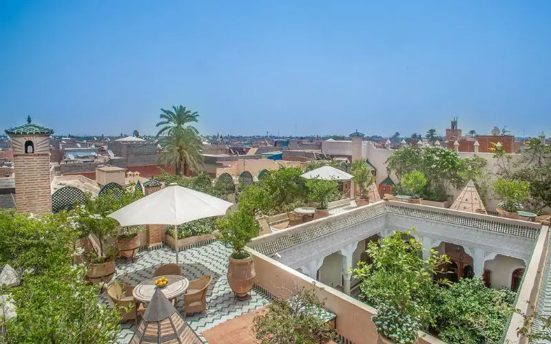 La vue en hauteur de la villa avec piscine dans la Médina de Marrakech