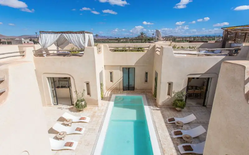 Vue en hauteur de la villa avec piscine dans la Palmeraie de Marrakech
