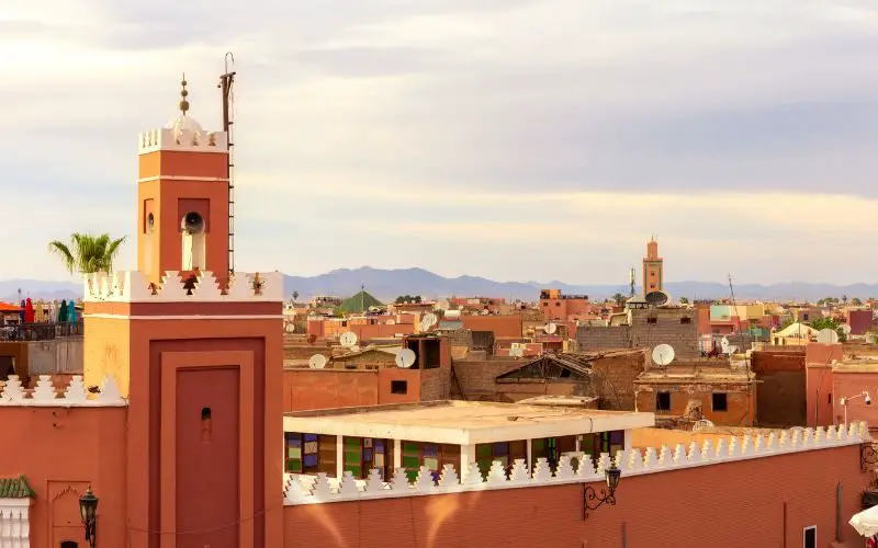 Vue panoramique sur Marrakech et les montagne de l'Atlas en avril