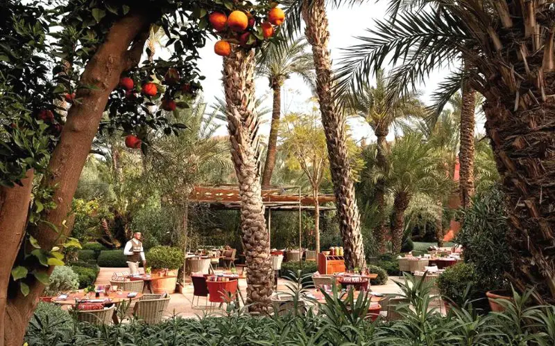 Brunch dans le jardin de l'hôtel Royal Mansour dans le quartier de l'Hivernage de Marrakech
