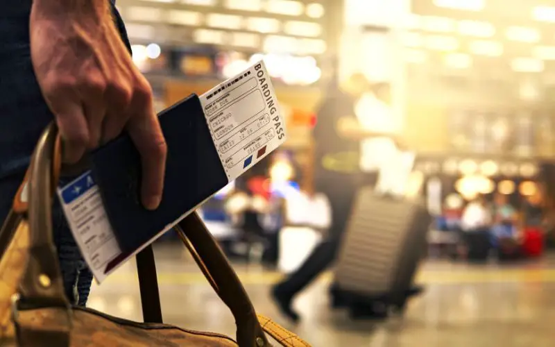 Des documents indispensables à emporter lors d'un séjour au Maroc : un passeport et un billet d'avion.