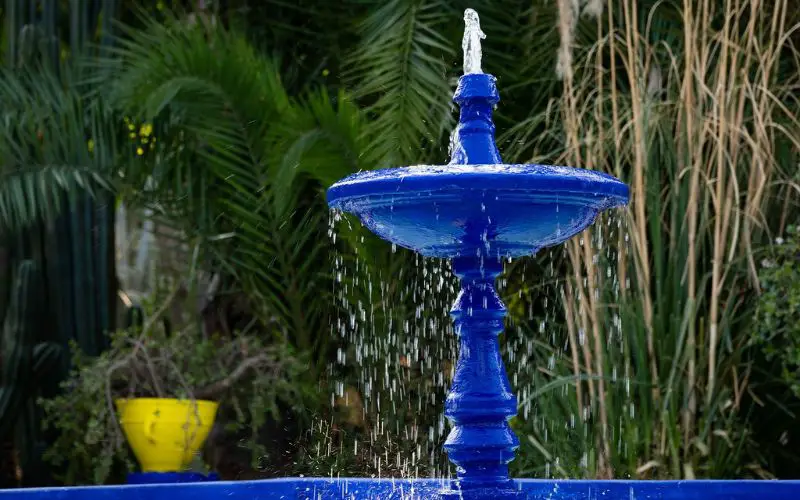 Une fontaine bleu dans le Jardin Majorelle de Marrakech