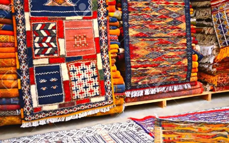 De magnifiques tapis colorés exposés dans le Musée du Tissage et du Tapis de Marrakech