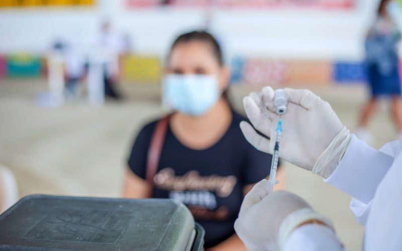 Une jeune fille se fait un vaccin recommandé pour son voyage au Maroc