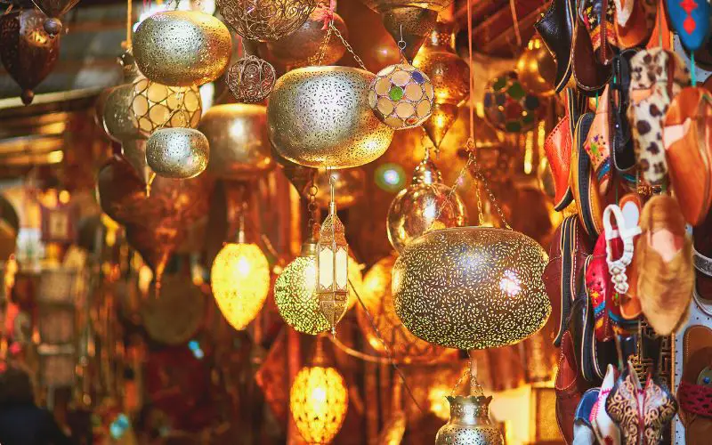 Des lanternes à Marrakech pendant la période de Noël