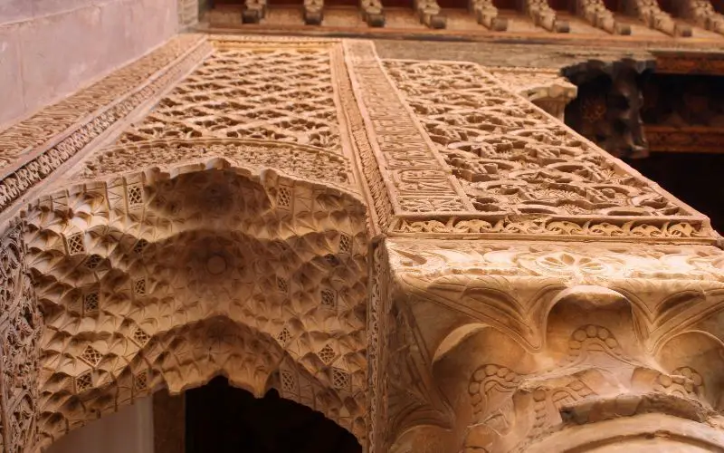 L'une des arches des Tombeaux Saadiens de Marrakech