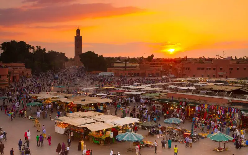 Un coucher de soleil romantique depuis la Place Jemaa el Fna de Marrakech