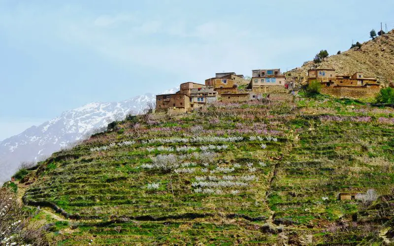 Un village Berbère dans la Vallée de l'Ourika, au milieu des montagnes de l'Atlas