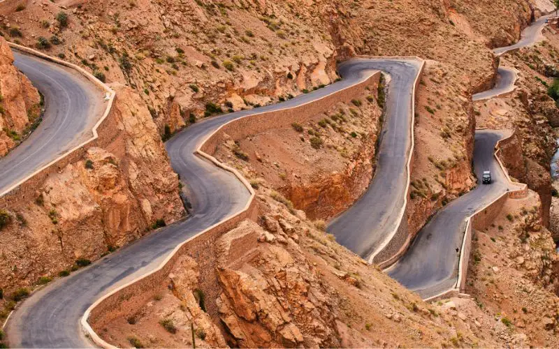 Conduite sur les routes marocaines lors d'un road trip en van