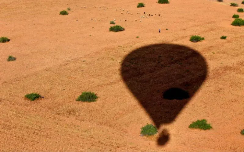 L'ombre d'une montgolfière dans le désert de Marrakech