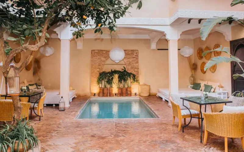 La piscine d'un hôtel à Marrakech