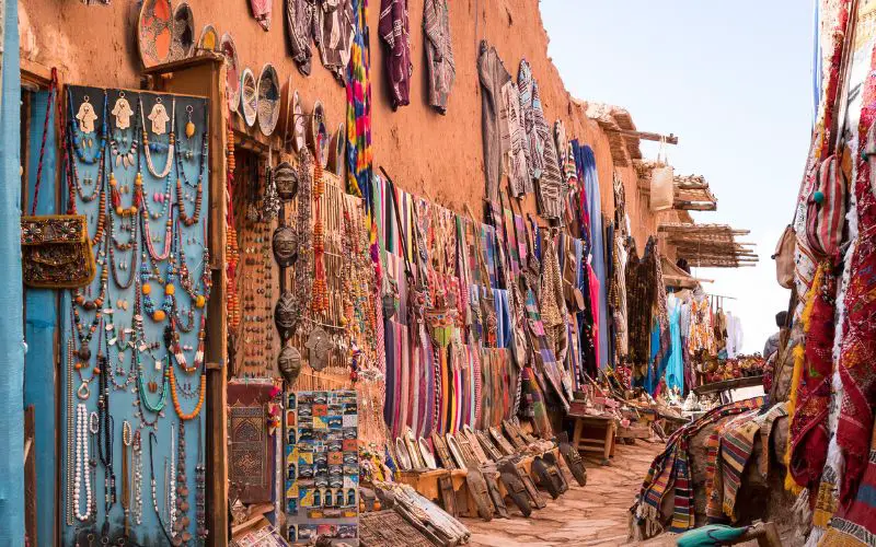 Les boutiques dans les ruelles d'Aït BenHaddou