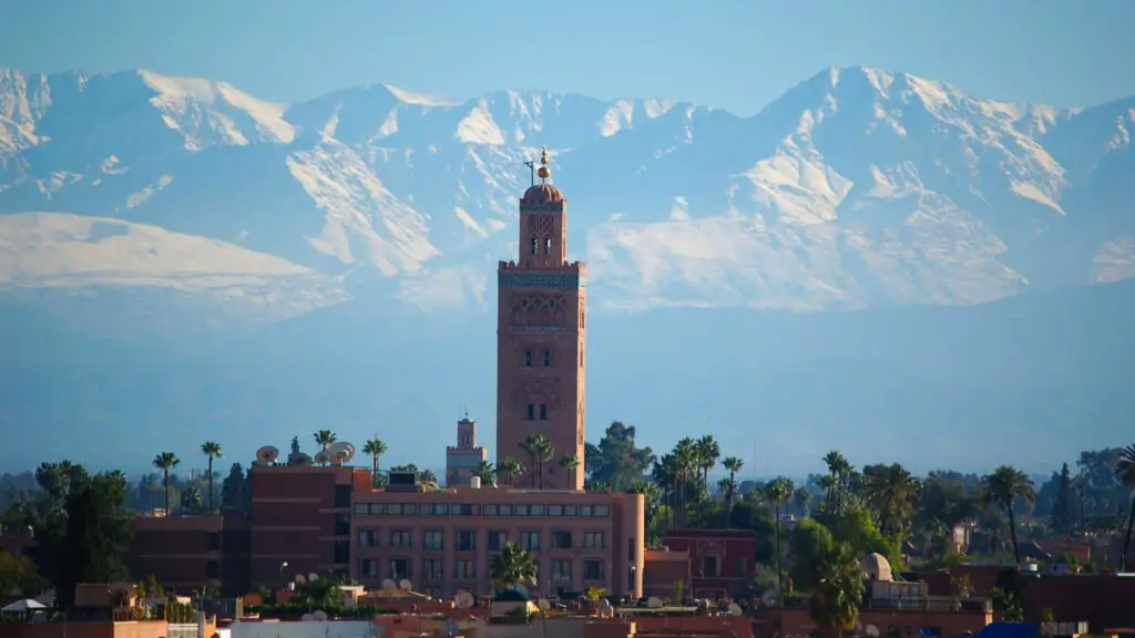 La mosquée Koutoubia de Marrakech avec les montagnes de l'Atlas